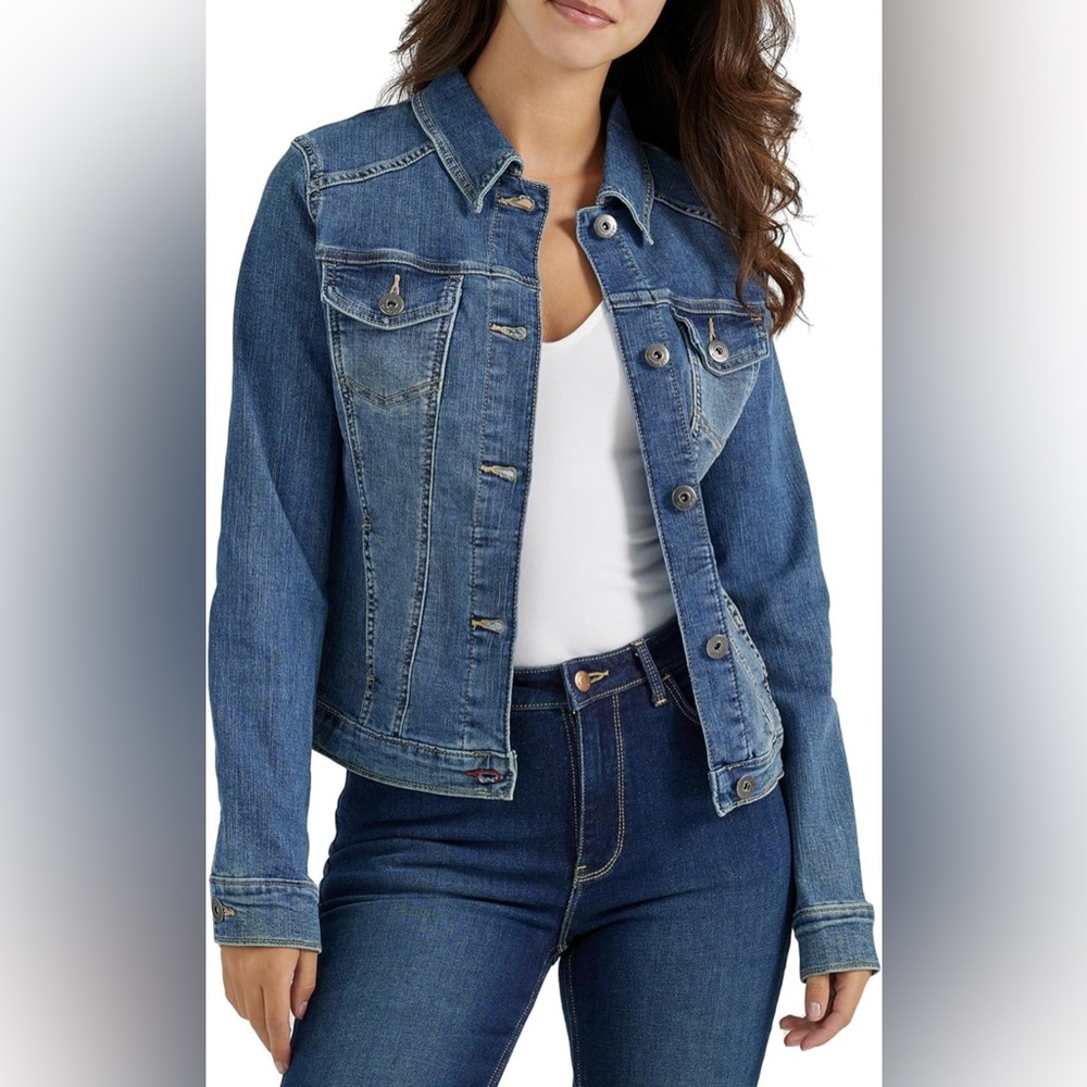Women’s stylish, versatile jean jacket Size XL